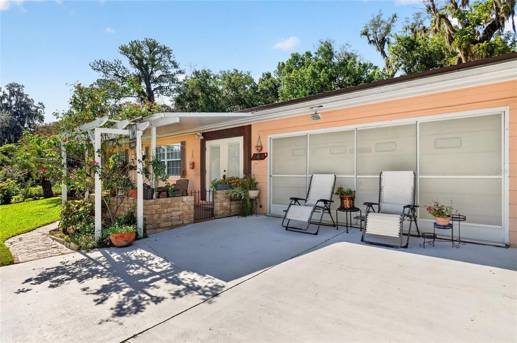 For Sale: $305,000 (2 beds, 2 baths, 1350 Square Feet)