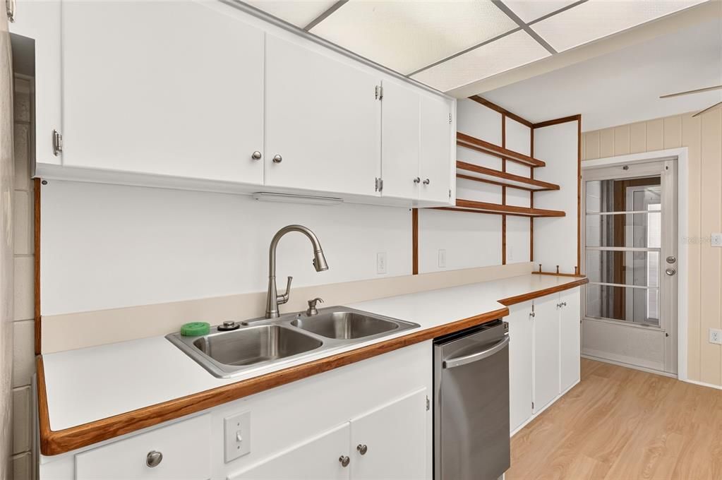 For Sale: $305,000 (2 beds, 2 baths, 1350 Square Feet)