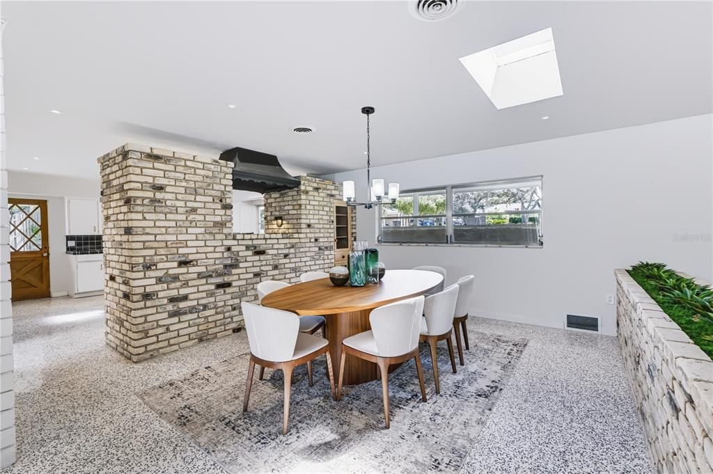 Activo con contrato: $749,000 (3 camas, 3 baños, 3554 Pies cuadrados)