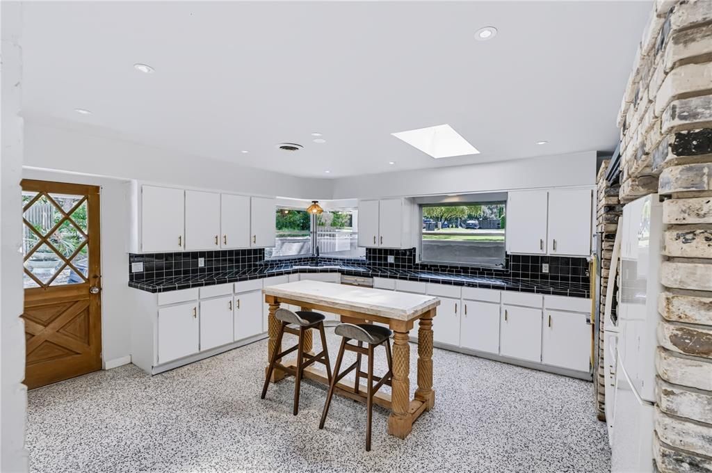 Activo con contrato: $749,000 (3 camas, 3 baños, 3554 Pies cuadrados)