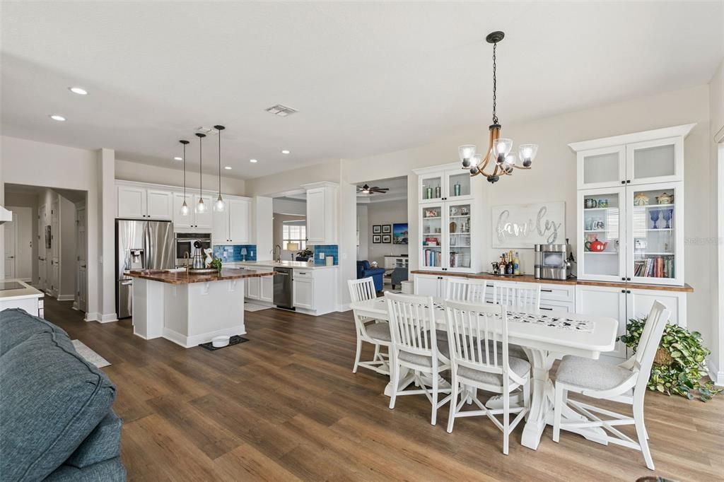 For Sale: $975,000 (5 beds, 4 baths, 4566 Square Feet)