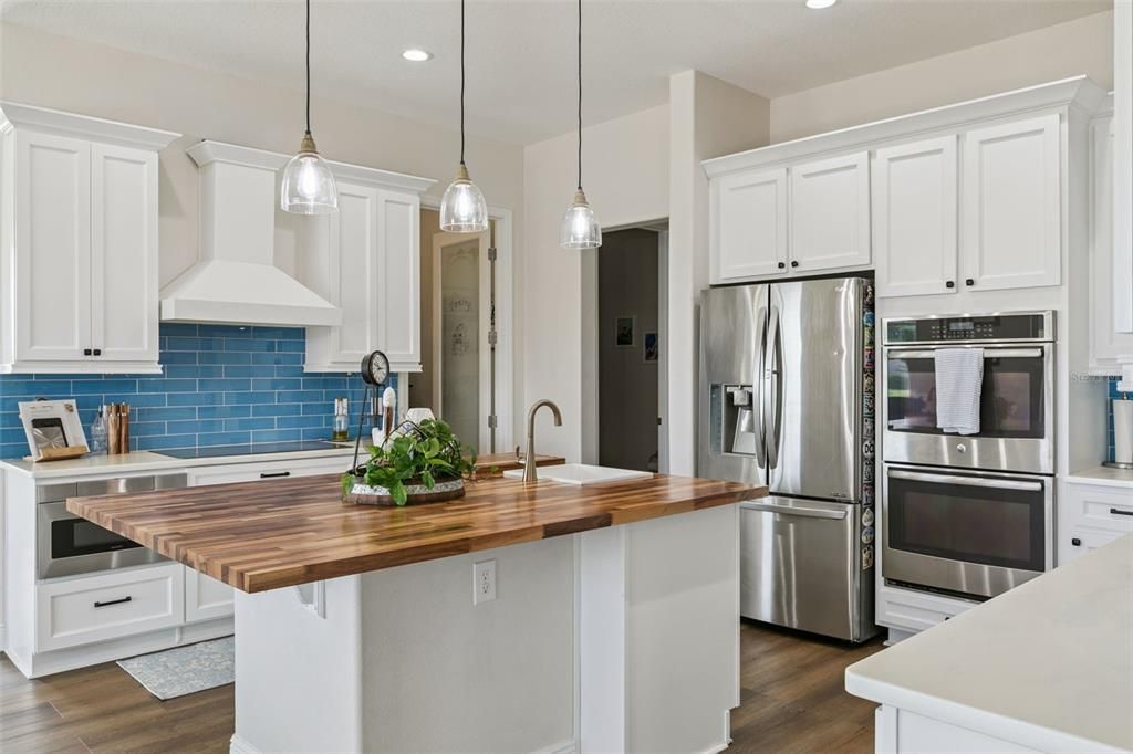 For Sale: $975,000 (5 beds, 4 baths, 4566 Square Feet)