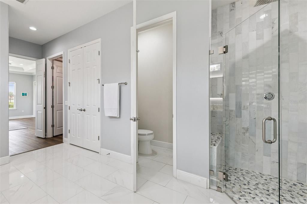 For Sale: $975,000 (5 beds, 4 baths, 4566 Square Feet)