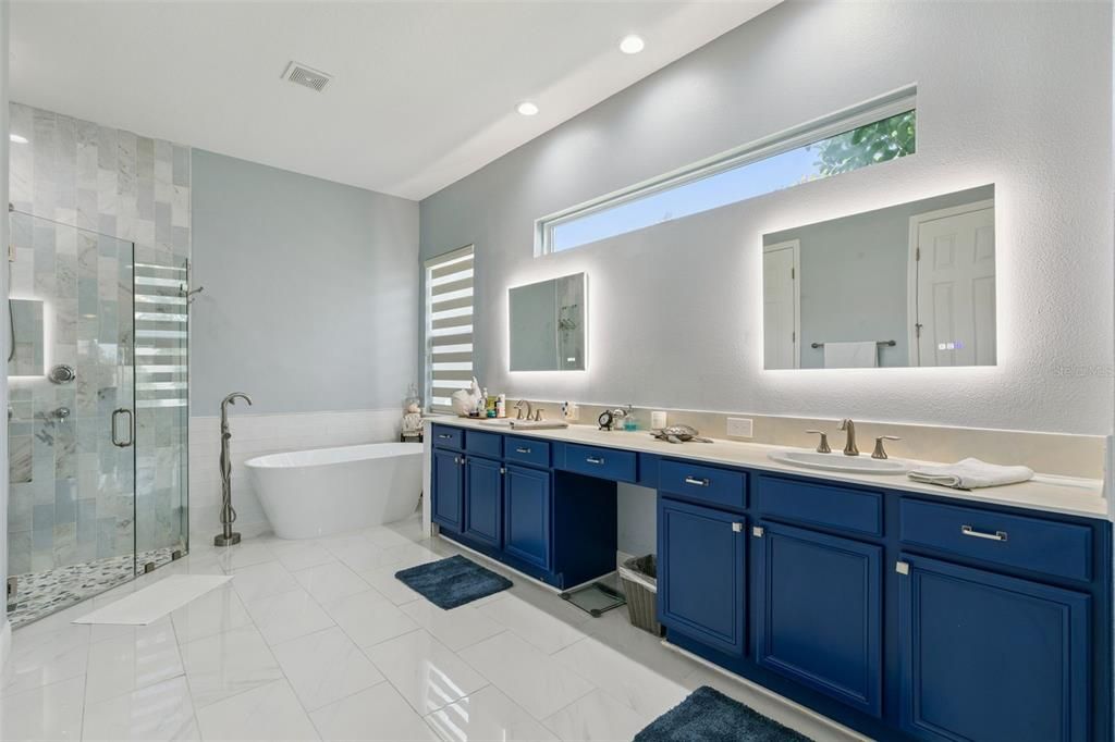 For Sale: $975,000 (5 beds, 4 baths, 4566 Square Feet)