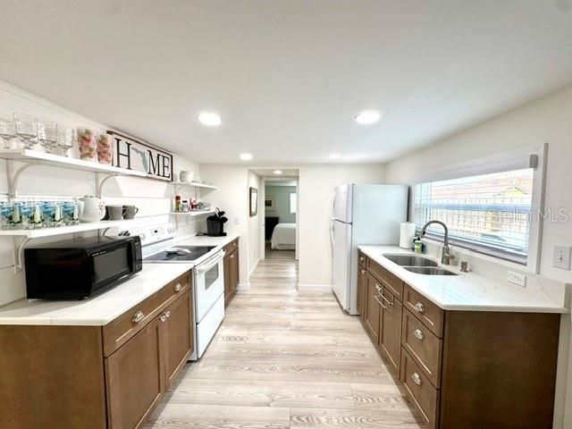 For Rent: $2,250 (2 beds, 2 baths, 900 Square Feet)