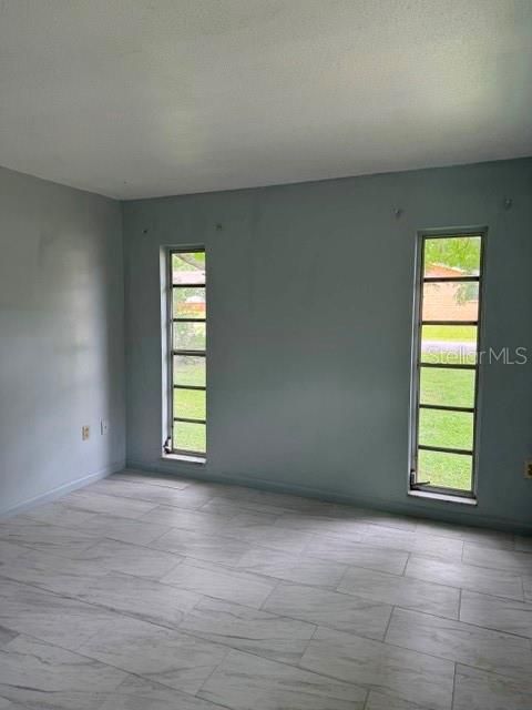 For Sale: $179,900 (2 beds, 1 baths, 900 Square Feet)