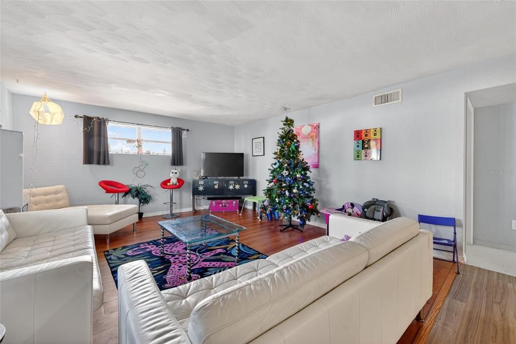 For Sale: $244,900 (3 beds, 1 baths, 1217 Square Feet)