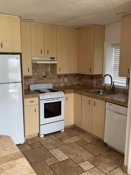 For Rent: $1,800 (2 beds, 1 baths, 700 Square Feet)