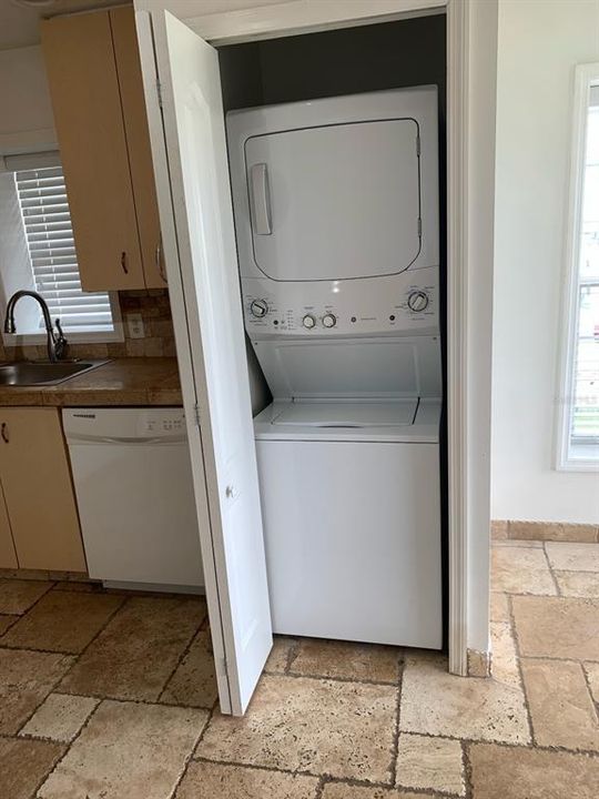 For Rent: $1,800 (2 beds, 1 baths, 700 Square Feet)