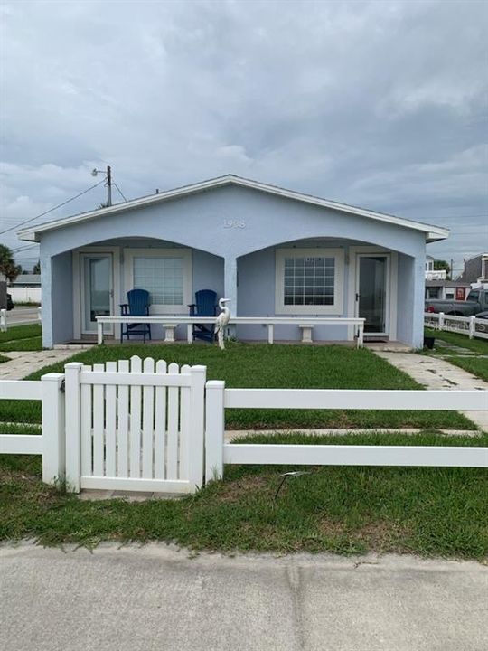 For Rent: $1,800 (2 beds, 1 baths, 700 Square Feet)