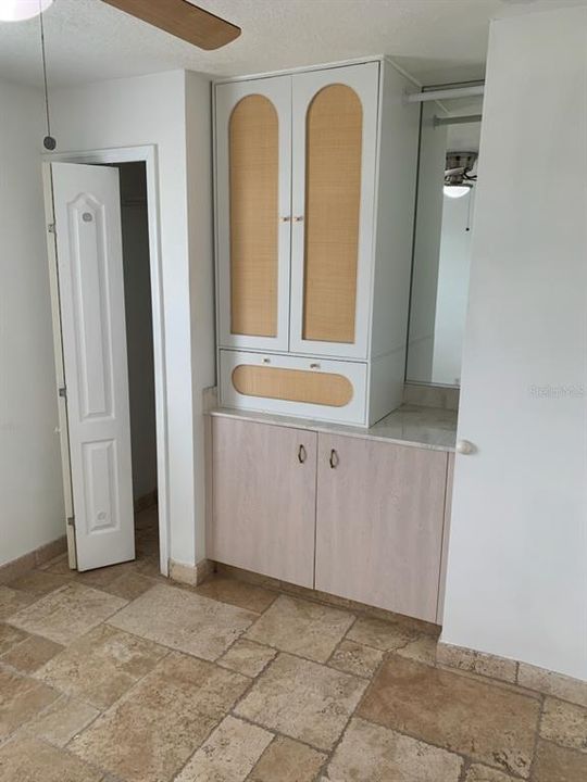 For Rent: $1,800 (2 beds, 1 baths, 700 Square Feet)