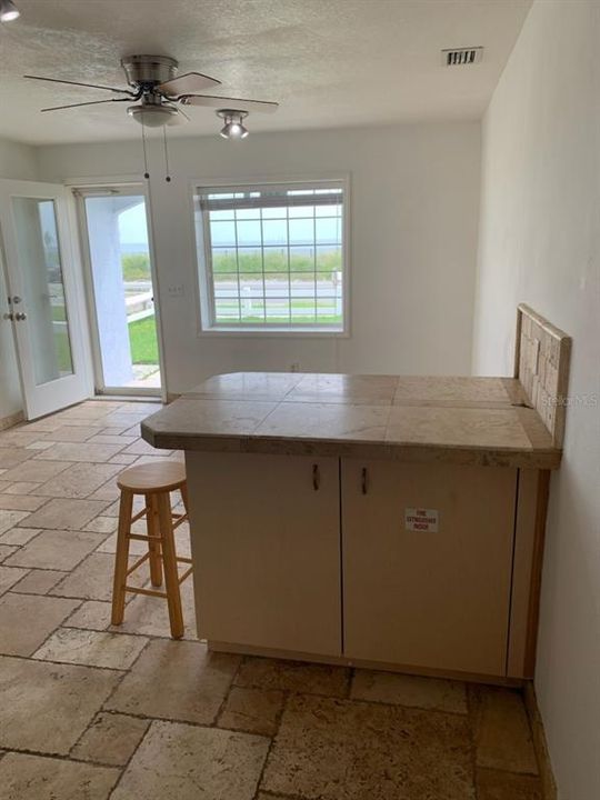 For Rent: $1,800 (2 beds, 1 baths, 700 Square Feet)