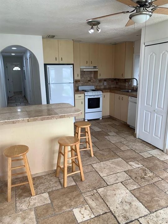 For Rent: $1,800 (2 beds, 1 baths, 700 Square Feet)