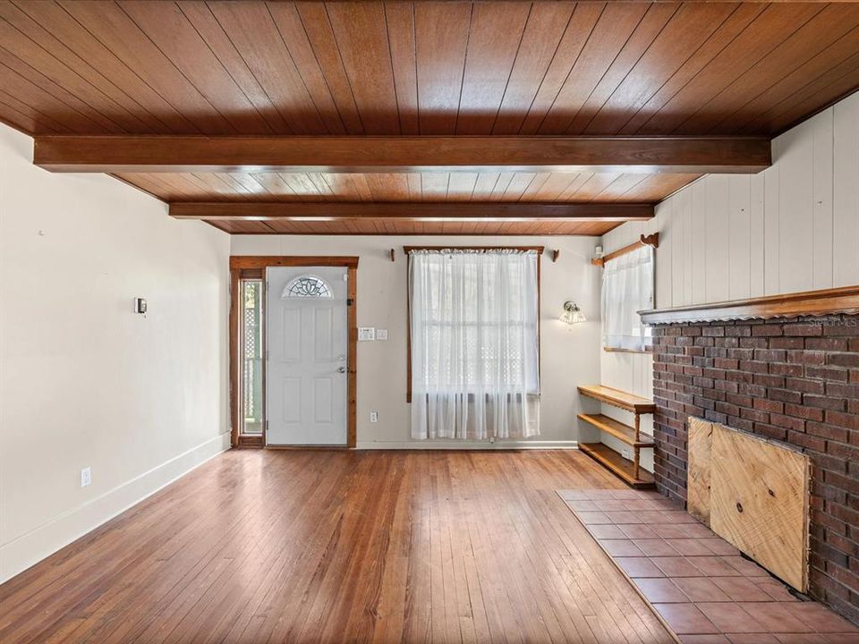 Activo con contrato: $275,000 (3 camas, 2 baños, 1474 Pies cuadrados)