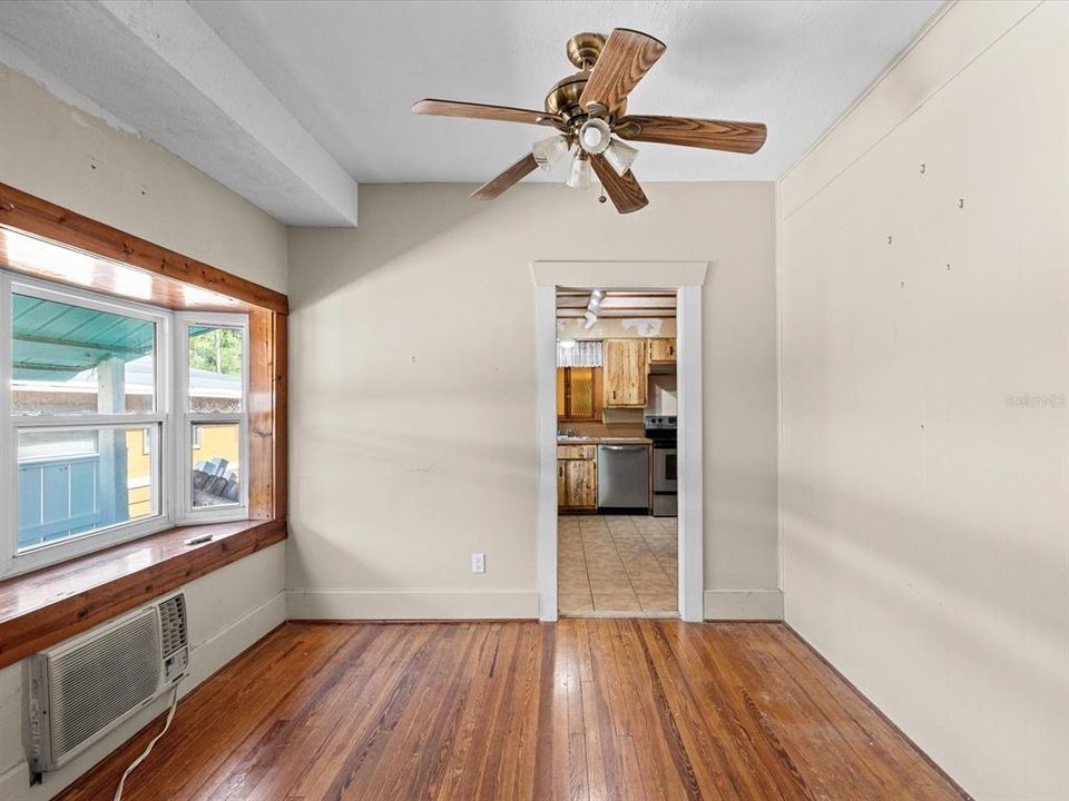 Activo con contrato: $275,000 (3 camas, 2 baños, 1474 Pies cuadrados)
