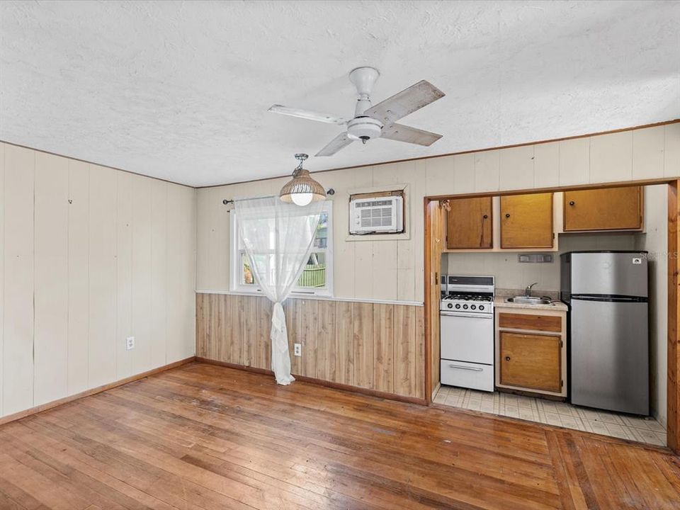 Activo con contrato: $275,000 (3 camas, 2 baños, 1474 Pies cuadrados)