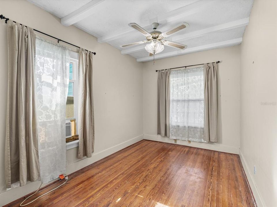 Activo con contrato: $275,000 (3 camas, 2 baños, 1474 Pies cuadrados)