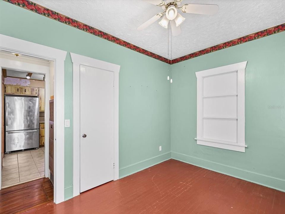 Activo con contrato: $275,000 (3 camas, 2 baños, 1474 Pies cuadrados)