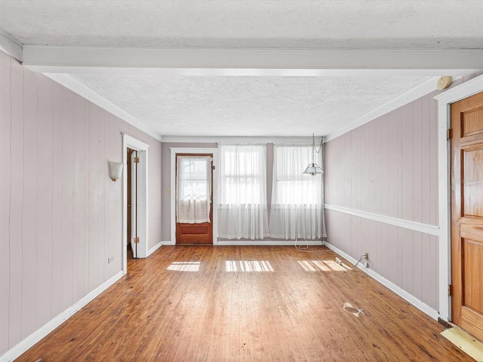 Activo con contrato: $275,000 (3 camas, 2 baños, 1474 Pies cuadrados)