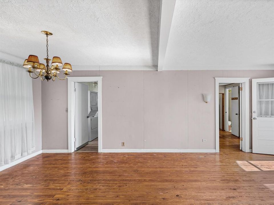 Activo con contrato: $275,000 (3 camas, 2 baños, 1474 Pies cuadrados)
