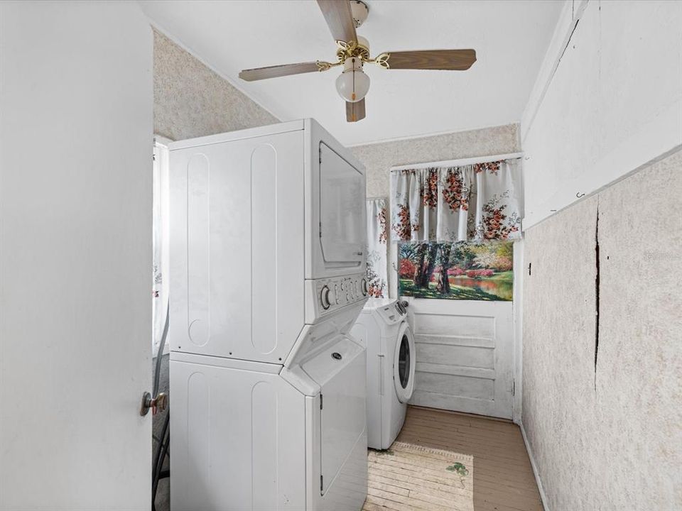 Activo con contrato: $275,000 (3 camas, 2 baños, 1474 Pies cuadrados)