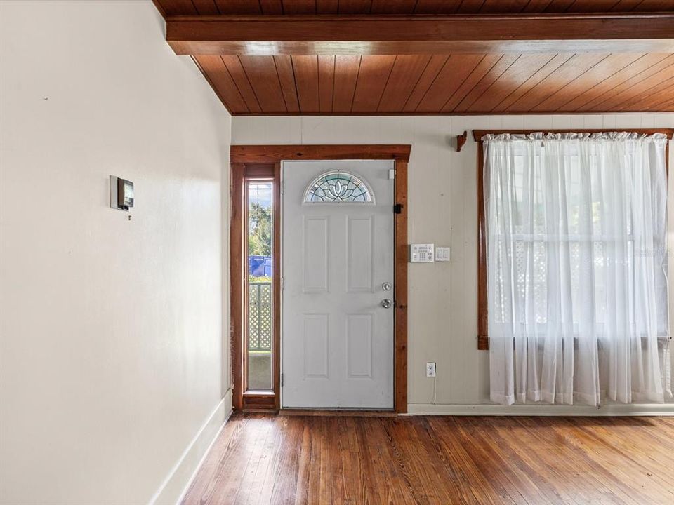Activo con contrato: $275,000 (3 camas, 2 baños, 1474 Pies cuadrados)