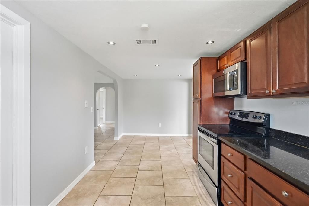 For Sale: $250,000 (2 beds, 1 baths, 1194 Square Feet)