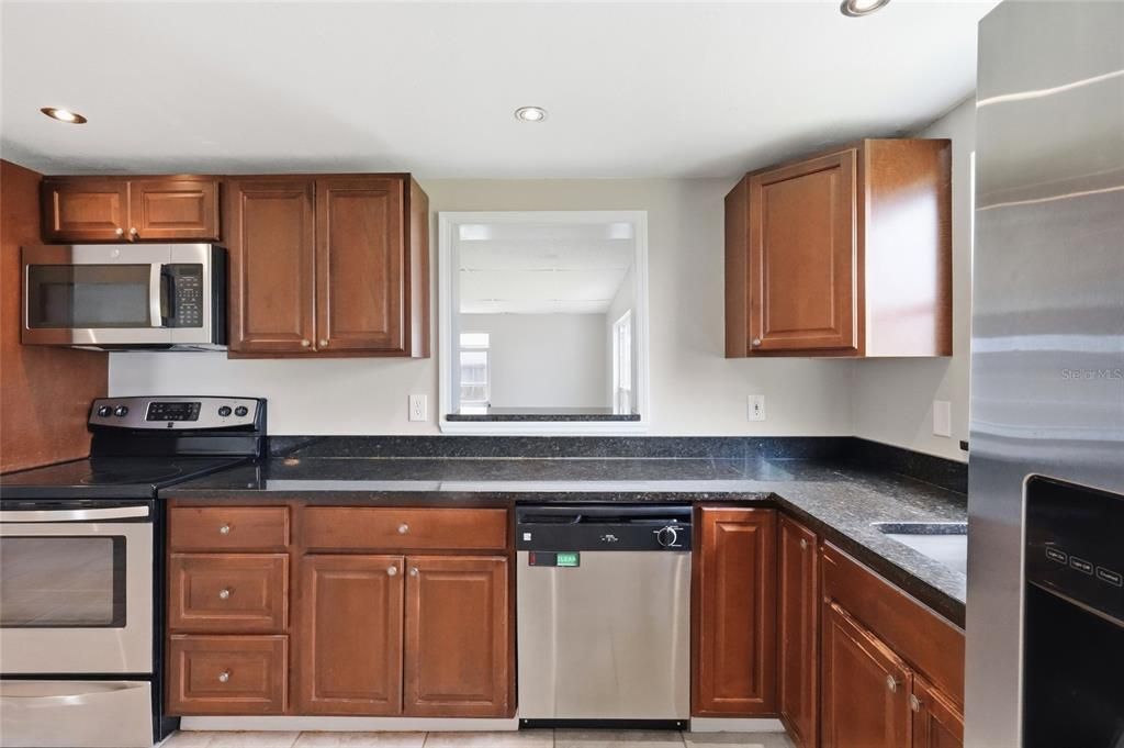 For Sale: $250,000 (2 beds, 1 baths, 1194 Square Feet)