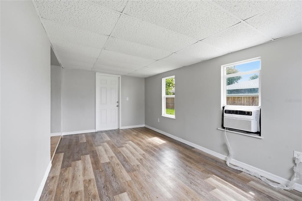 For Sale: $250,000 (2 beds, 1 baths, 1194 Square Feet)