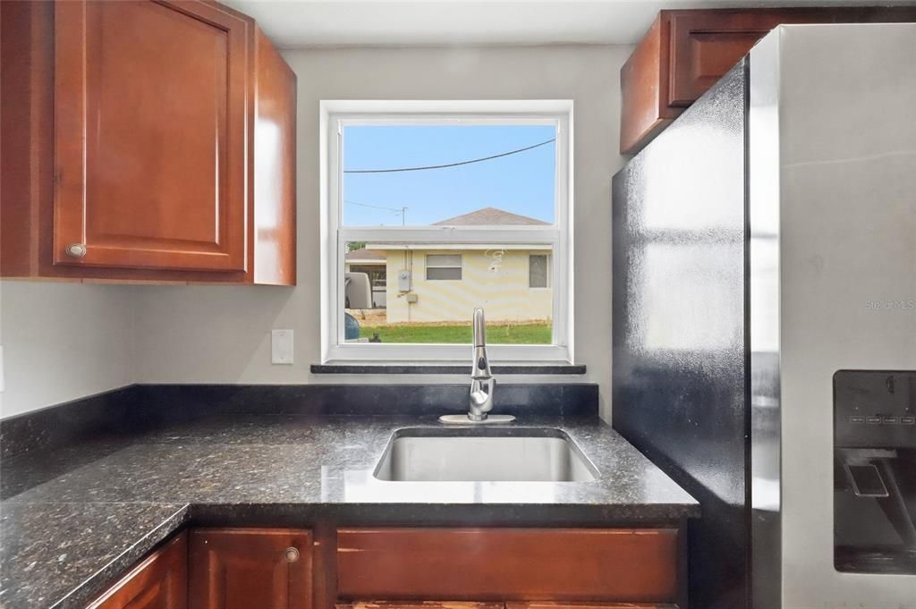 For Sale: $250,000 (2 beds, 1 baths, 1194 Square Feet)