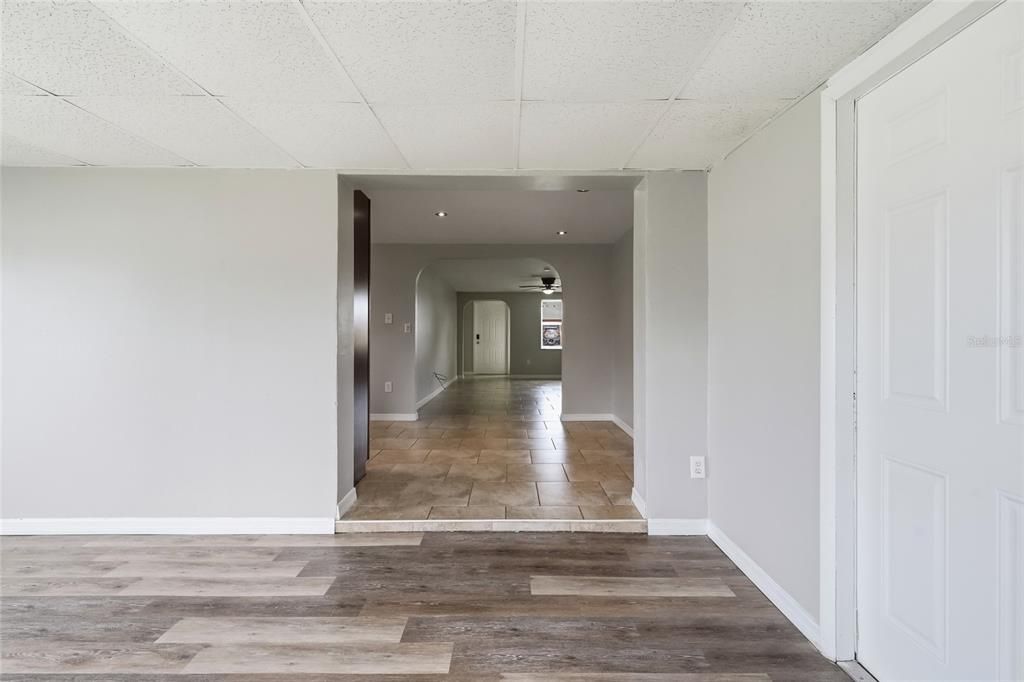 For Sale: $250,000 (2 beds, 1 baths, 1194 Square Feet)