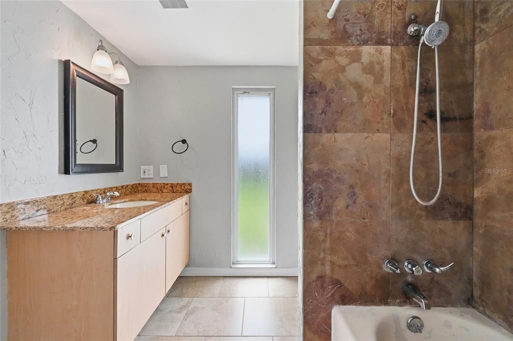 For Sale: $250,000 (2 beds, 1 baths, 1194 Square Feet)