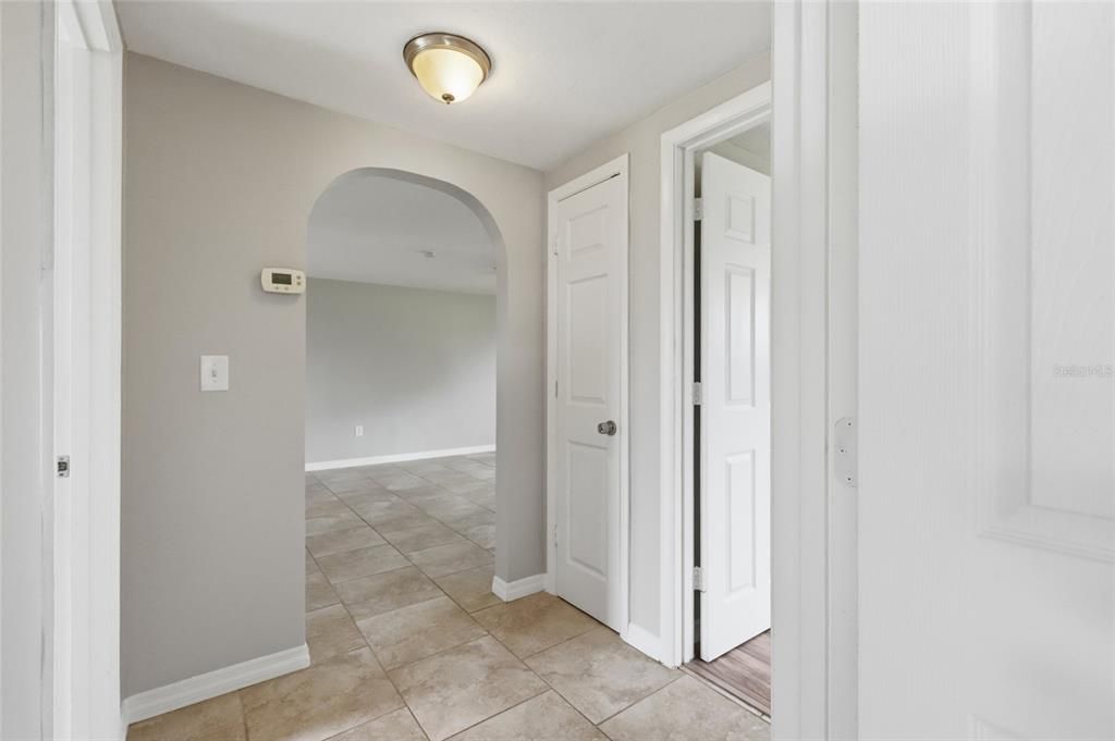 For Sale: $250,000 (2 beds, 1 baths, 1194 Square Feet)