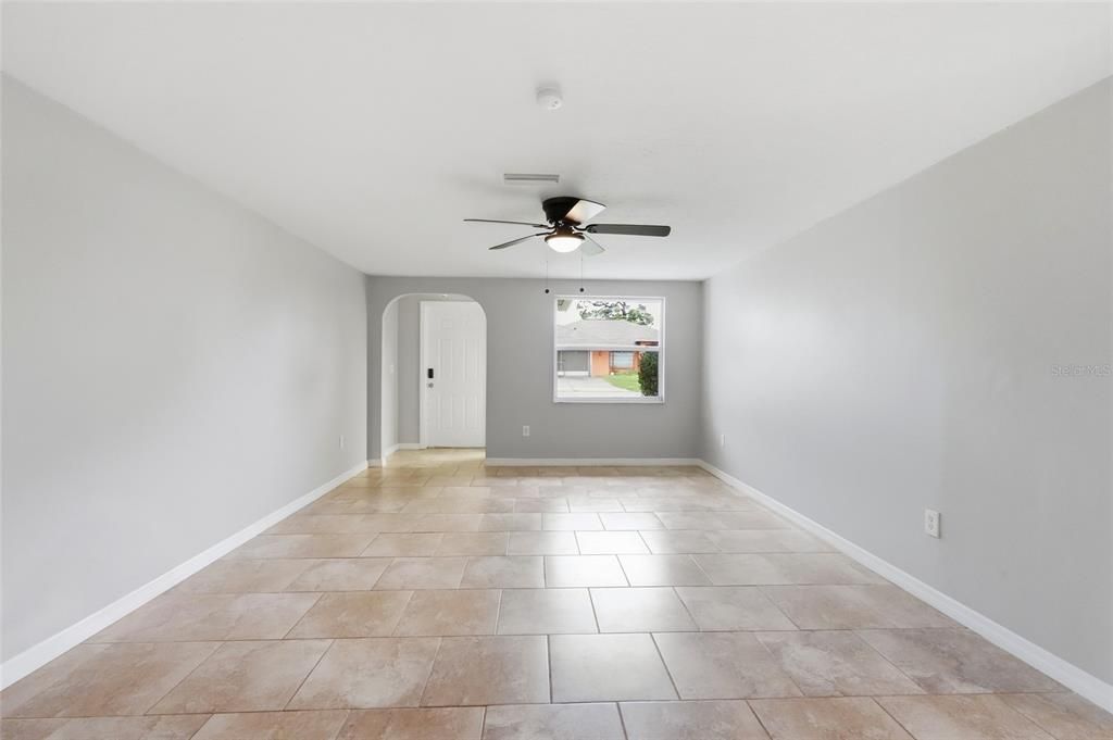 For Sale: $250,000 (2 beds, 1 baths, 1194 Square Feet)