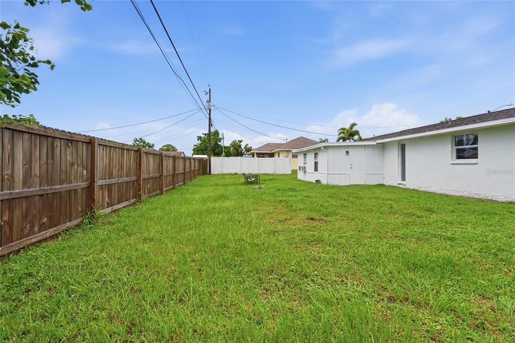 For Sale: $250,000 (2 beds, 1 baths, 1194 Square Feet)