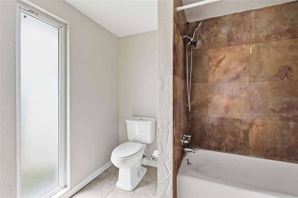 For Sale: $250,000 (2 beds, 1 baths, 1194 Square Feet)