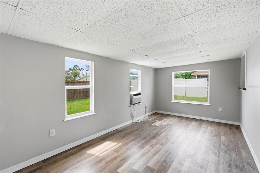 For Sale: $250,000 (2 beds, 1 baths, 1194 Square Feet)