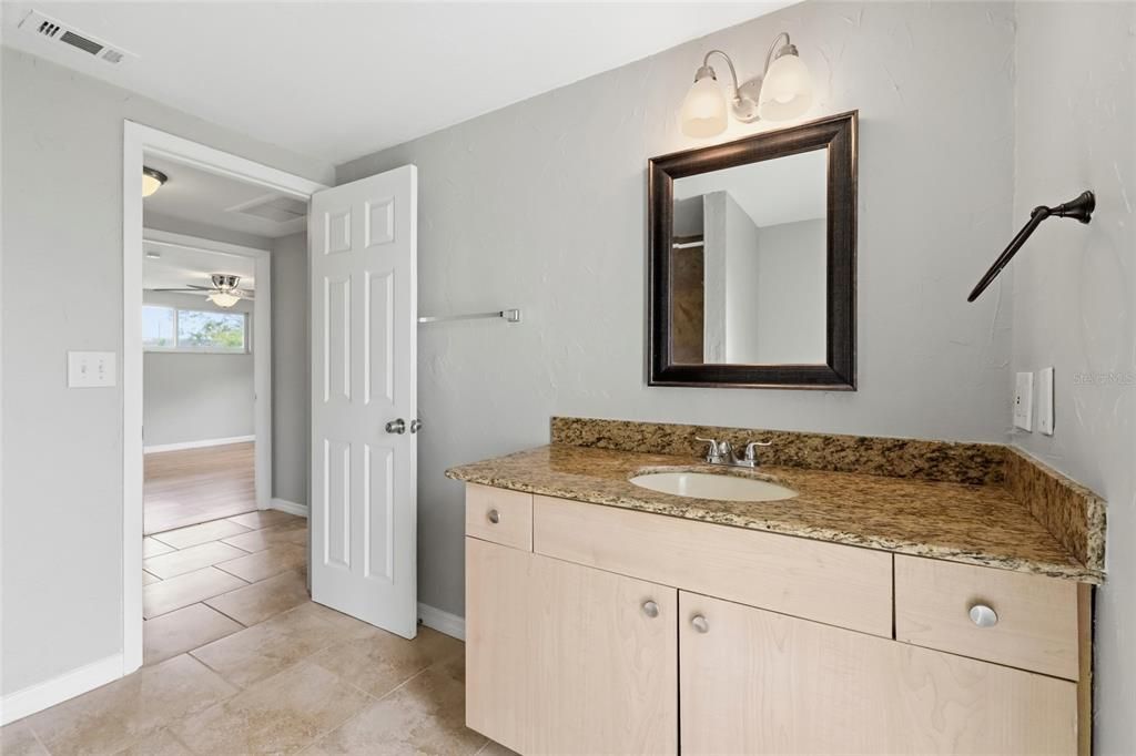 For Sale: $250,000 (2 beds, 1 baths, 1194 Square Feet)