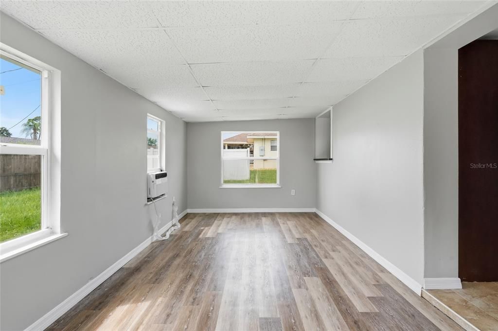 For Sale: $250,000 (2 beds, 1 baths, 1194 Square Feet)
