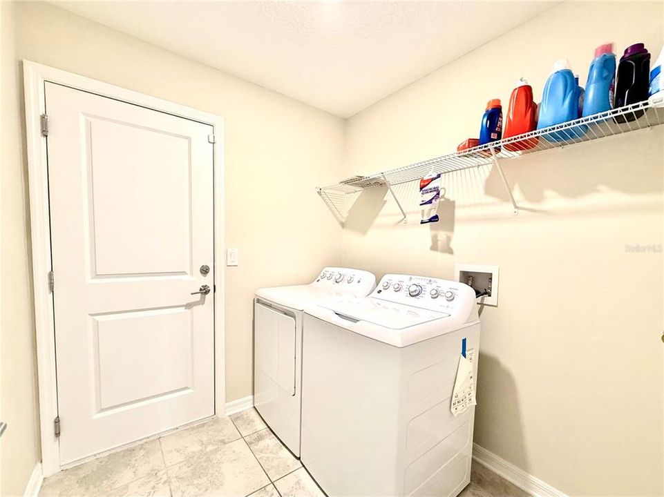 En Renta: $2,400 (4 camas, 2 baños, 1900 Pies cuadrados)