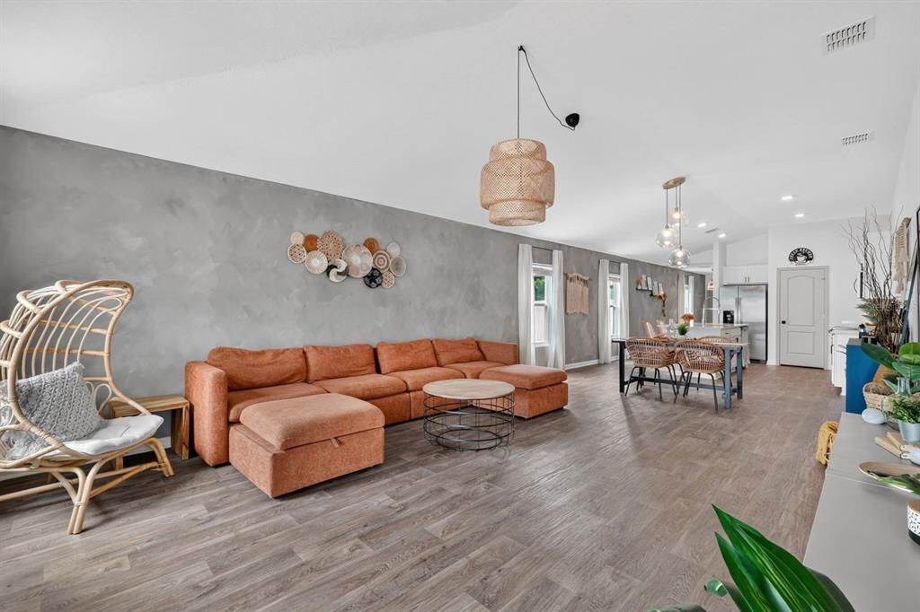 For Sale: $335,000 (3 beds, 2 baths, 1655 Square Feet)