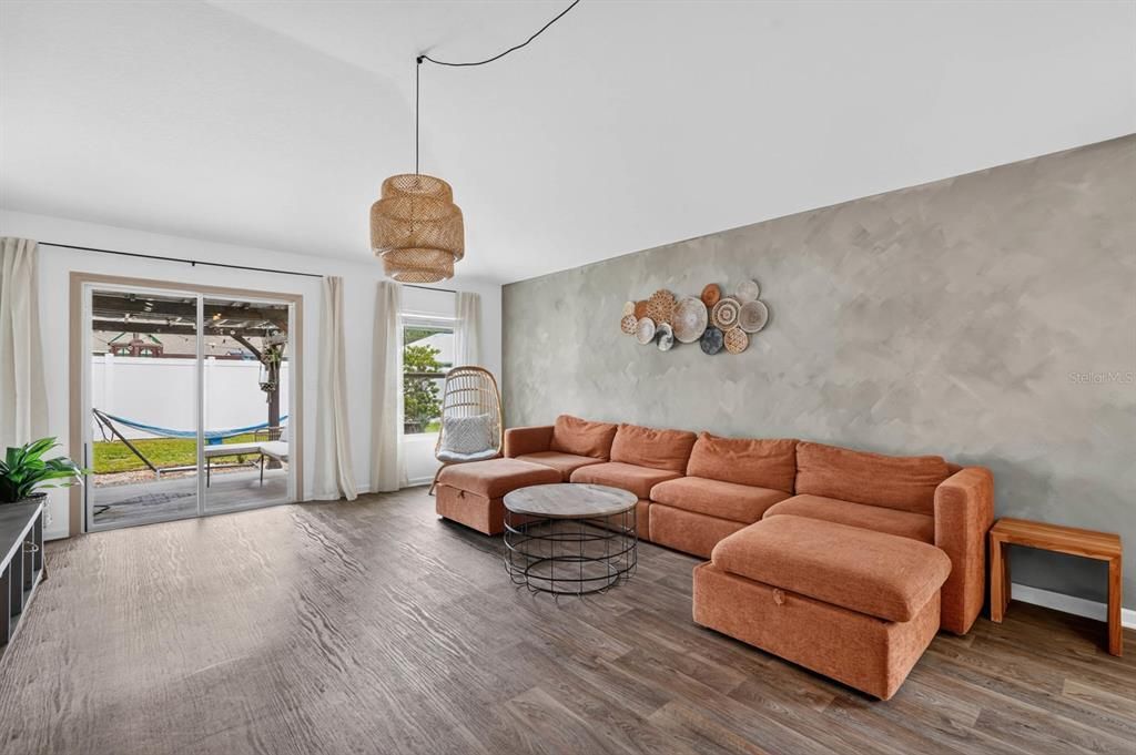 For Sale: $335,000 (3 beds, 2 baths, 1655 Square Feet)