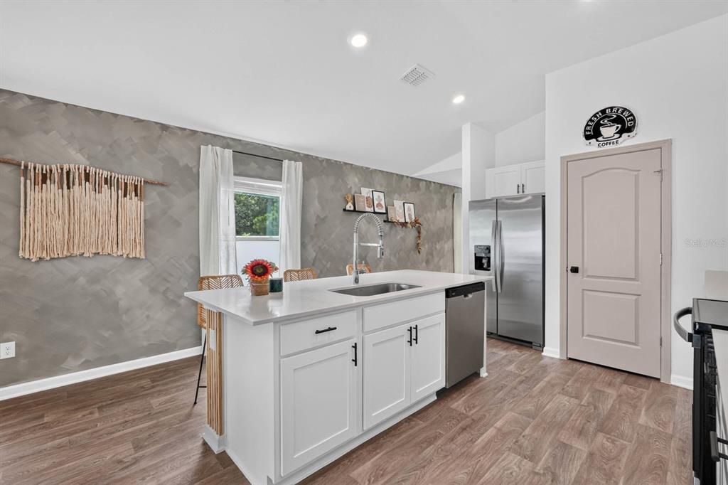 For Sale: $335,000 (3 beds, 2 baths, 1655 Square Feet)