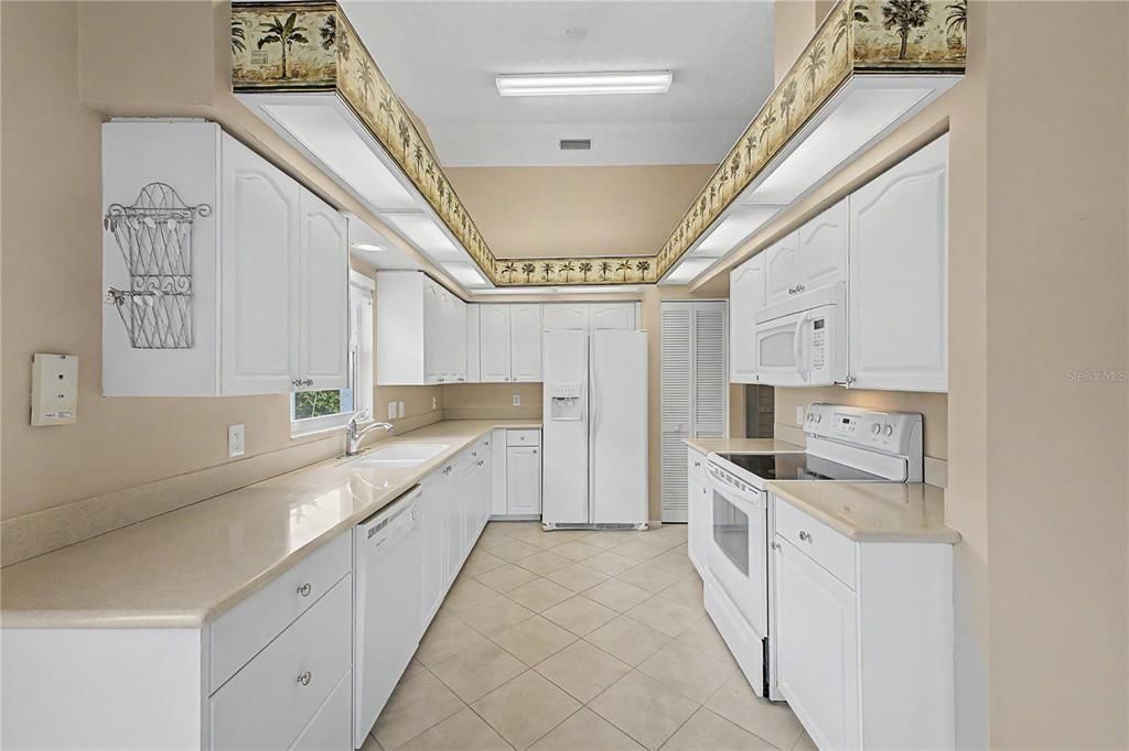 合同活跃: $365,000 (3 贝兹, 3 浴室, 1796 平方英尺)
