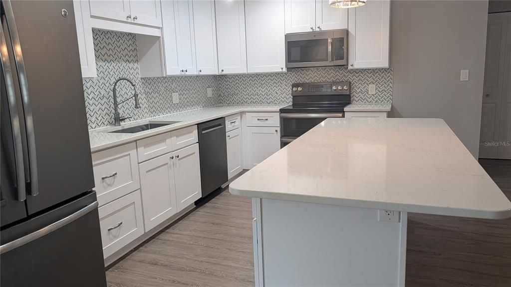 For Sale: $349,500 (2 beds, 2 baths, 1410 Square Feet)