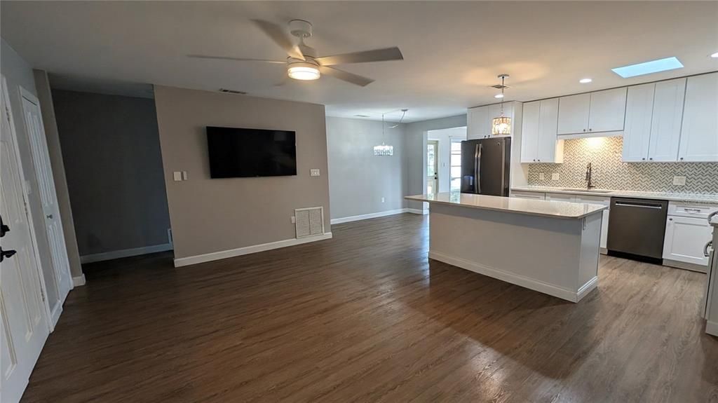 For Sale: $349,500 (2 beds, 2 baths, 1410 Square Feet)