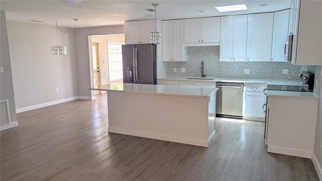 For Sale: $349,500 (2 beds, 2 baths, 1410 Square Feet)