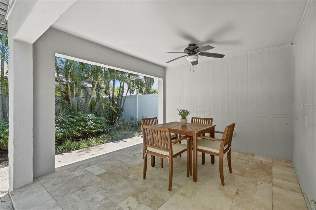 Activo con contrato: $915,000 (3 camas, 3 baños, 2138 Pies cuadrados)