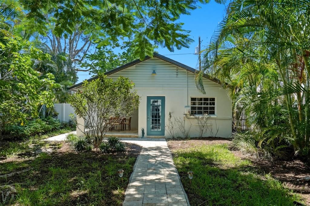 Activo con contrato: $915,000 (3 camas, 3 baños, 2138 Pies cuadrados)