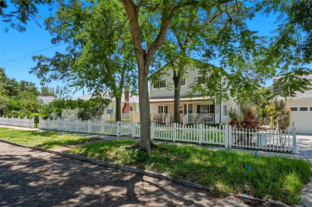 Activo con contrato: $915,000 (3 camas, 3 baños, 2138 Pies cuadrados)